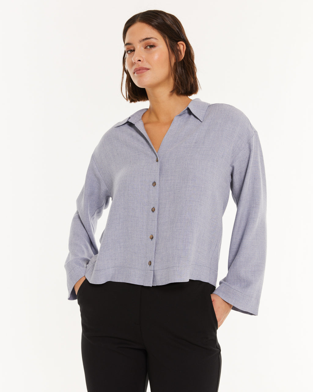 Camisa cuello camisero y hombro caído.