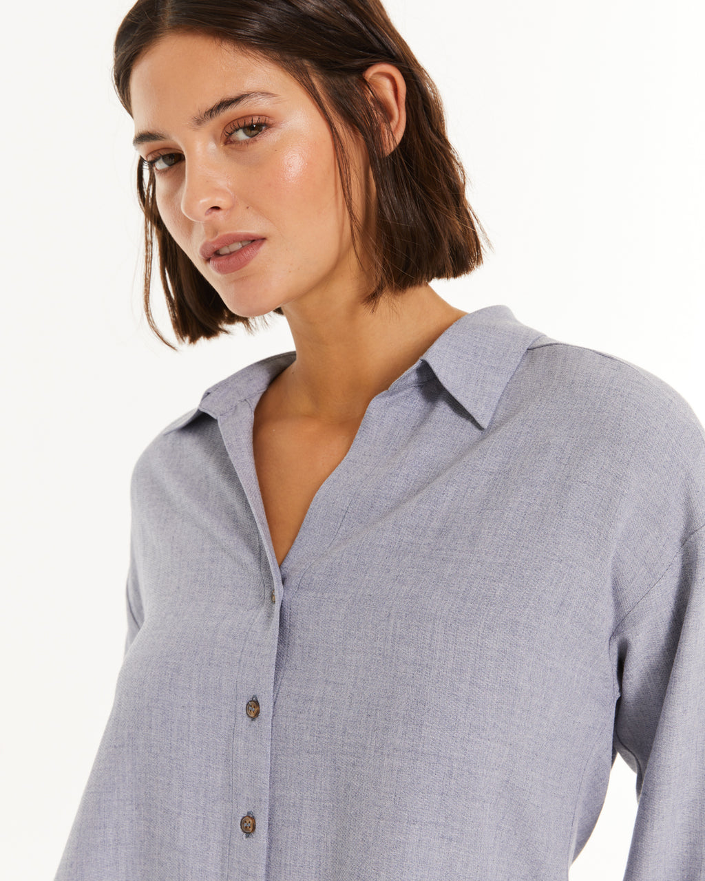 Camisa cuello camisero y hombro caído.