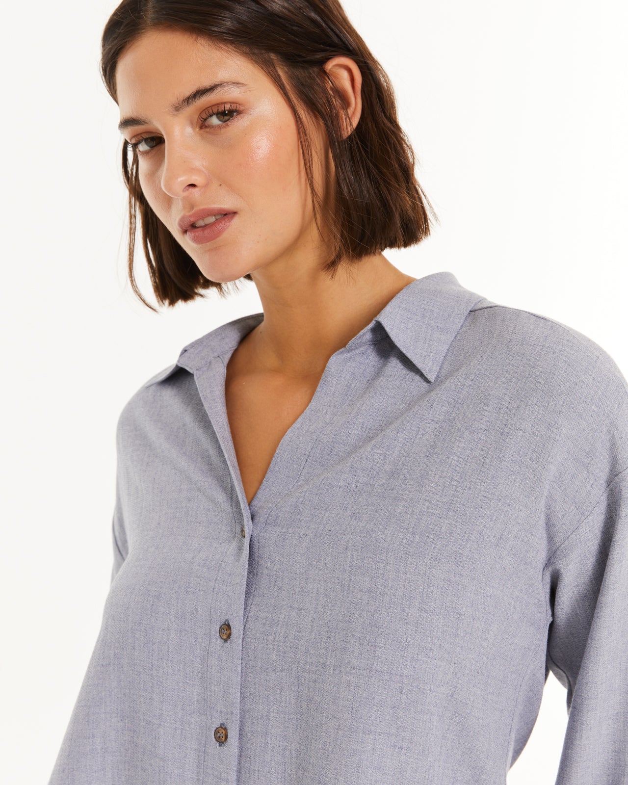 Camisa cuello camisero y hombro caído.