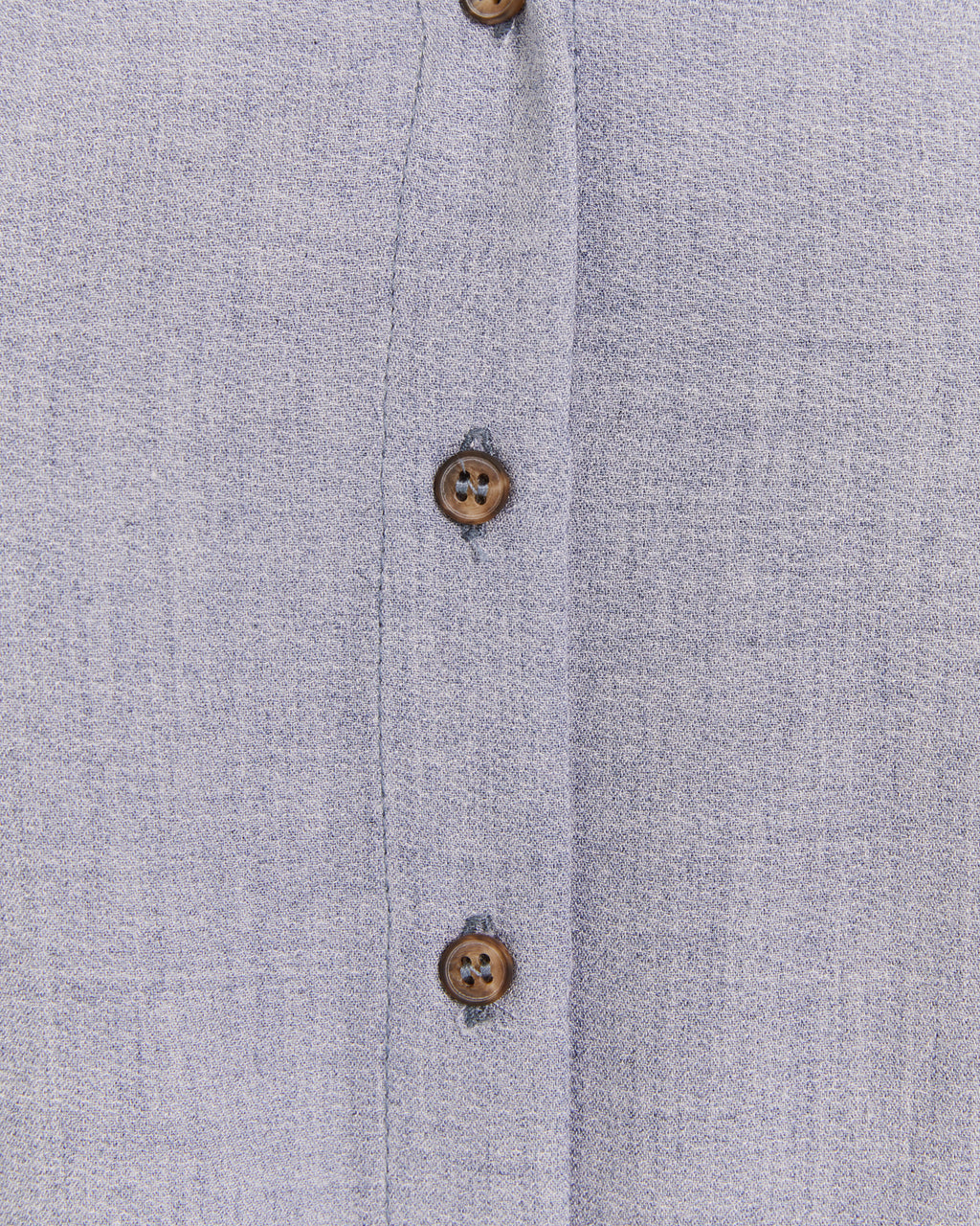Camisa cuello camisero y hombro caído.