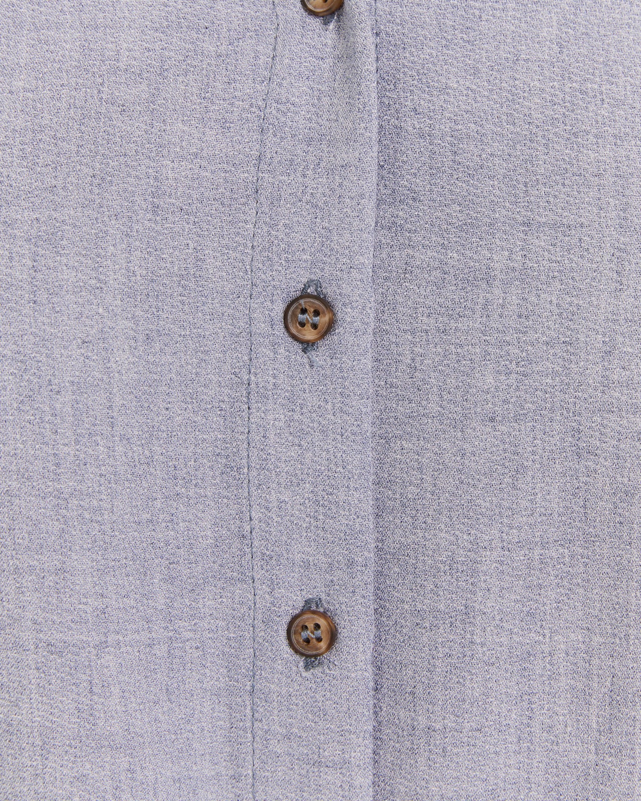 Camisa cuello camisero y hombro caído.