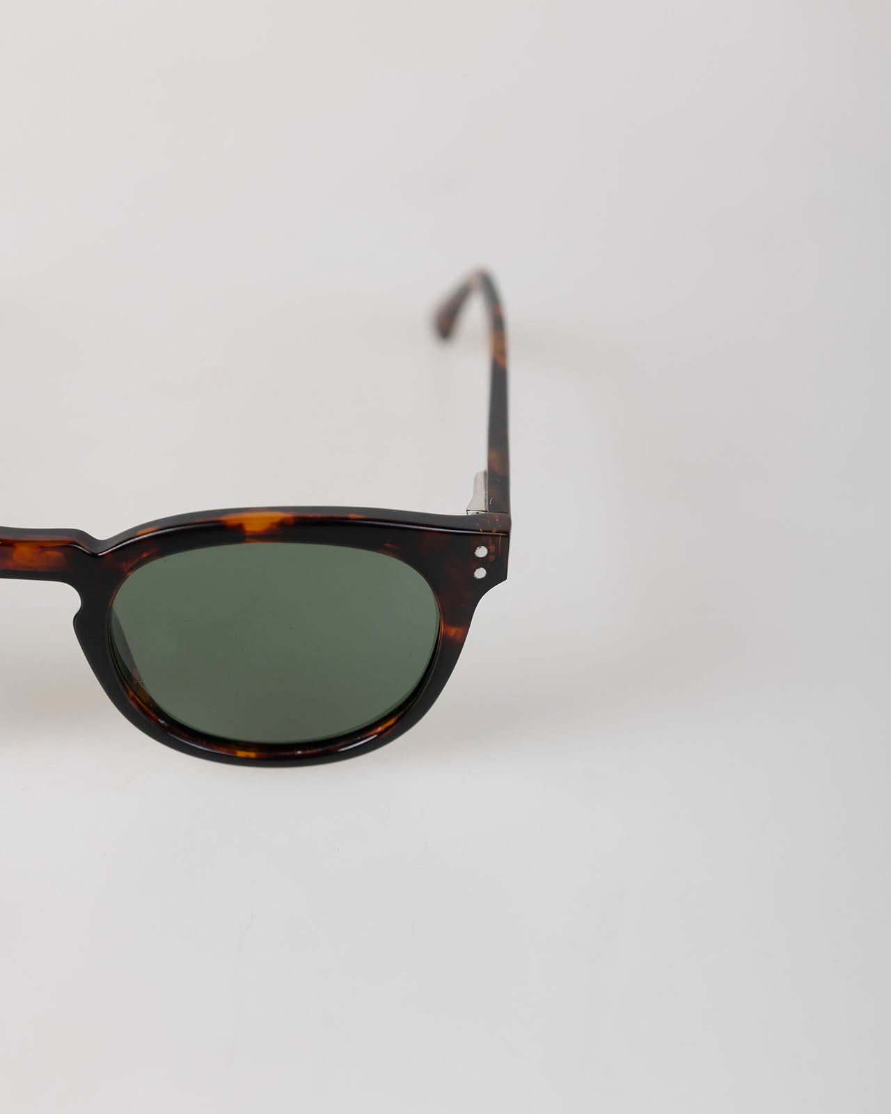 Gafas de sol con montura verde